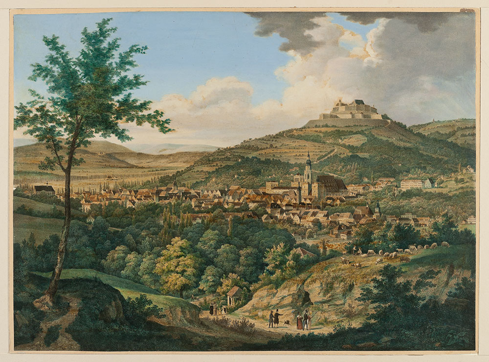 Eine Stadt zwischen Hügeln und Grün liegt am Fuß eines Berges, auf dem eine Burg thront. Im Vordergrund gehen Menschen spazieren, Hirten bewachen eine Viehherde.