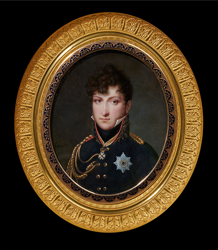 Eine ovale Porträtminiatur zeigt einen jungen Mann in Uniform vor dunklem Hintergrund.